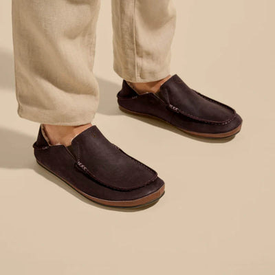 OLUKAI MENS MOLOA SLIPPER - DARK WOOD