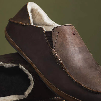 OLUKAI MENS MOLOA SLIPPER - DARK WOOD