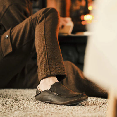 OLUKAI MENS MOLOA SLIPPER - DARK WOOD