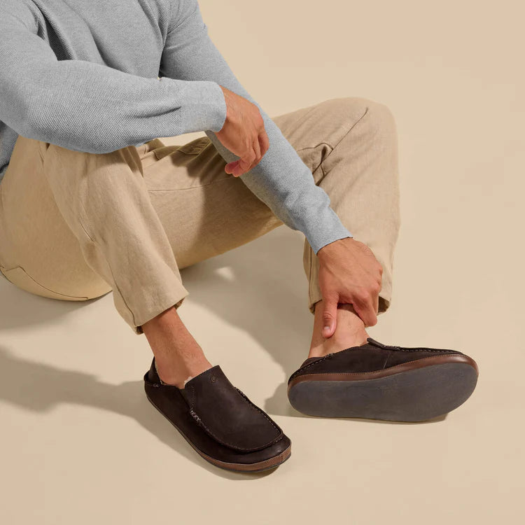 OLUKAI MENS MOLOA SLIPPER - DARK WOOD