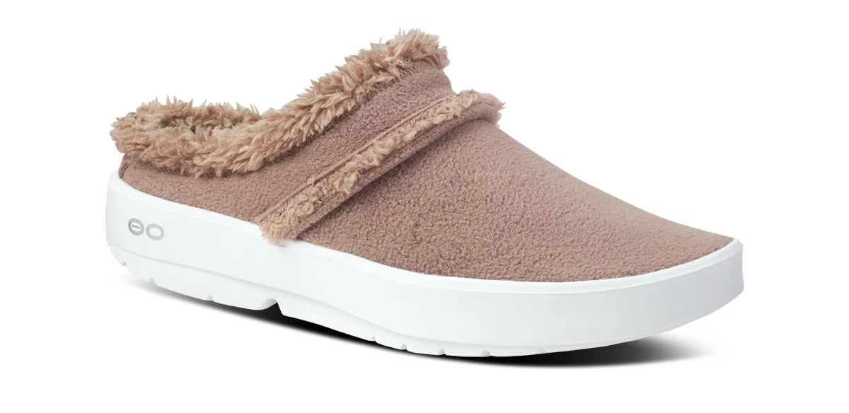 Women’s OOFOS OOcoozie chocolate mule slipper with soft sherpa lining and OOfoam™ technology for cozy, impact-absorbing support.