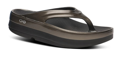 Women’s OOFOS OOmega Luxe Titanium Mirror recovery sandal featuring elevated platform design and OOfoam™ technology for superior impact absorption.