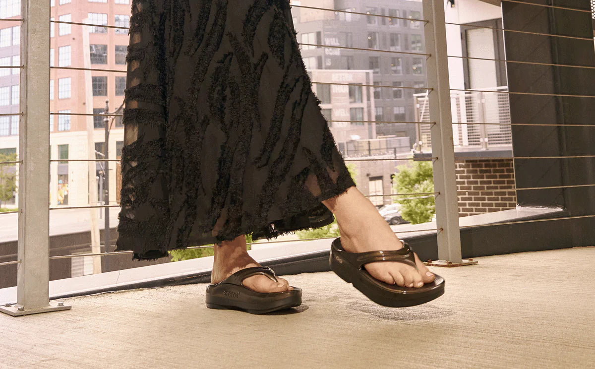 OOFOS WOMENS OOMEGA LUXE - TITANIUM MIRROR