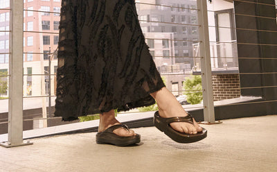 OOFOS WOMENS OOMEGA LUXE - TITANIUM MIRROR