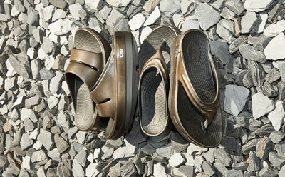 OOFOS WOMENS OOMEGA LUXE - TITANIUM MIRROR