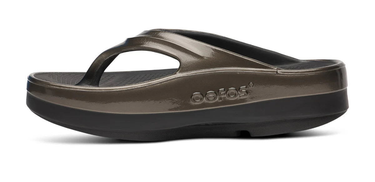 OOFOS WOMENS OOMEGA LUXE - TITANIUM MIRROR