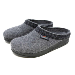 Women’s grey felt clogs—Stegmann 108 Poly Sole—with one-piece upper, roomy toe, and cushioned polyurethane sole; angled pair.