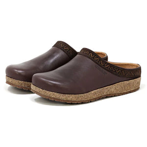Brown leather Women’s Graz clogs—roomy toe box, soft lining, felt-covered Ultra Cushion insert, cork-latex platform, and grippy rubber outsole; three-quarter view.